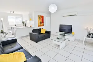 Image of Spacious living, family & pet friendly, open courtyard, central loc.  Free Wi Fi