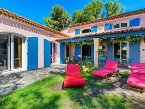 Image of villa in Martigues with sea beach