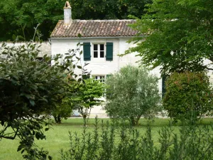 Image of Holiday rental River Cottage with 17th century surroundings near Saintes & river