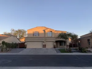 Image of 7 rooms, 7 car parking, 7 min to freeway <br>2 16 year turtles.
