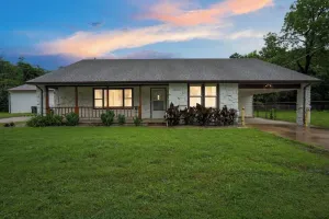 Image of Farmhouse on 1 Acre | Big Driveway | DT 5 miles
