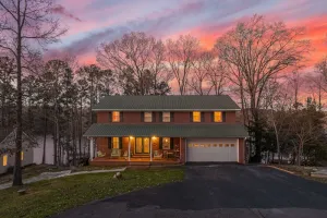Image of Hartwell lake deep water home, family friendly and close to Clemson and UGA