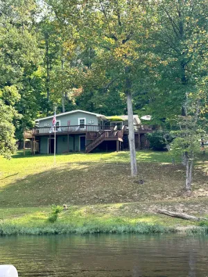 Image of House on Lake Malone 200ft waterfront No Cleaning\/Pet fees Across from Marina