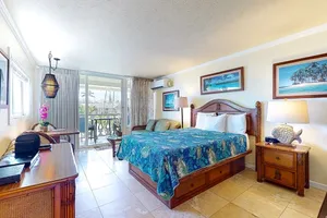 Image of Top-floor corner unit - amazing ocean views - steps to beachside pool & hot tub