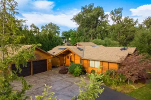 Image of Wood Duck Lodge · Amazing cedar log home with private lake