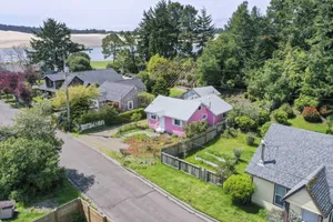 Image of New Listing! Adorable remodeled cottage, hot tub, gas grill, walk to restaurants and shopping