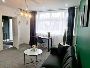 Image of Modern 3BR +parking near Heathrow Slough Windsor