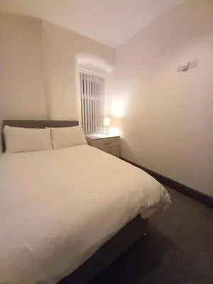 Image of Stunning 4 BR Hanley House