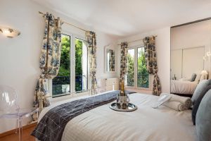 Image of 10 Bedrooms & 5 Bathrooms - 5* Villa - Versailles Castle within walking distance