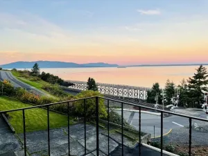 Image of Ocean Oasis! Unbeatable view, top-floor apartment above Boulevard Park!