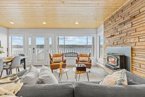 Image of Zen & Modern beachfront home on Vashon- grill\/pet\/family\/wifi\/games\/beach\/seals