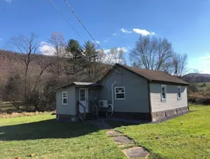 Image of Horns Cabins - Allegheny Cabin by the roadside