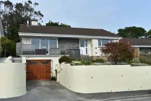 Image of Charming, 3 bed, dog friendly bungalow with lovely views, 5 mins from the beach