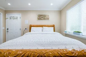 Image of Comfortable Studio in a Woodside Plaza