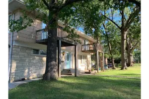 Image of Spacious Newly remodeled 2 bedroom with natural sunlight.