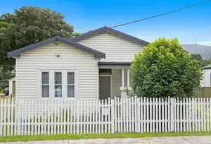 Image of Stylish House 8mins walk to Figtree Grove