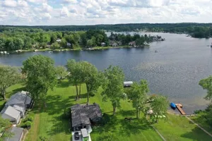 Image of 3 Bedroom on private lake, garage games and hot tub!