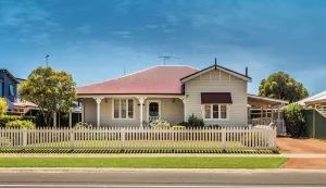 Image of Vintage home, close to the beach and township. Walk everywhere.