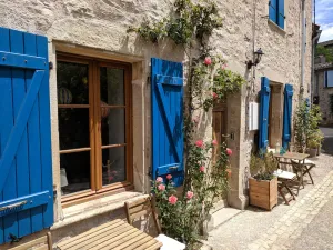 Image of A charming pet friendly country house with modern amenities.