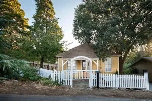Image of Charming cottage..A 1 minute walk to Main Street. Shops, Restaurants and more..