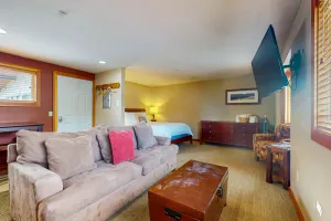 Image of Lovely Studio Steps From Lake Chelan w\/Shared Pool, Free WiFi, Central AC, Patio