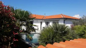 Image of Villa \"l'Esperanza\" between ocean and lake