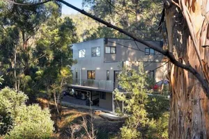 Image of Treetops-Large Home 9km to CBD Sleeps 10
