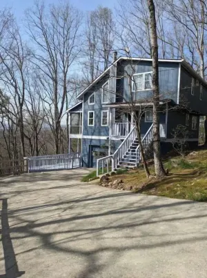 Image of Owl Landing Treehouse retreat with firepit. 12 minutes to Helen & Clarkesville!