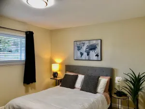 Image of Modern Stylish Unit w\/ Parking Perfect for Group