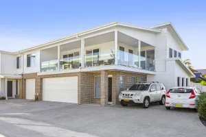 Image of New 3 bedroom Townhouse - 6 Adults & 2 children, a few mins walk to Beach & Lake