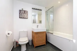 Image of Vibrant and Leafy 2BD Flat in Battersea