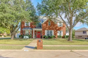 Image of Big family-sized lovely traditional house. 14 minutes to DFW Airport!