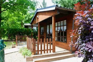 Image of Close to tourist attractions, stores, restaurants, pets allowed, fenced garden.
