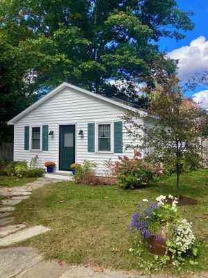 Image of Lovely intown cottage close to college, shops, coast, in leafy ,tranquil setting