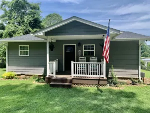 Image of Cozy 3 Bedroom, 2 Bathroom Cottage, right on the water!