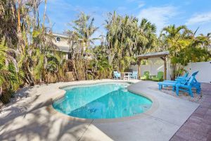 Image of Lovely 3 bd island cottage with a private pool + close to the beach!