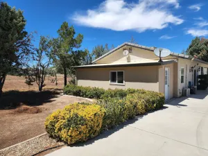 Image of Beautiful Private Guesthouse right off Freeway w\/ Full Kitchen