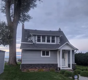Image of Adorable Cape Cod on Lake Ontario Waterfront