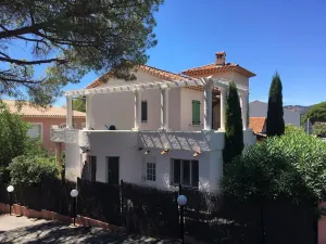 Image of 2 bedroom apartment in charming villa, 50m from the beach \/ free wifi