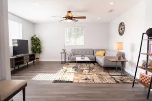 Image of LARGE 4-BEDROOM HOUSE WITH AIR HOCKEY TABLE CLOSE TO DISNEYLAND IN ORANGE COUNTY  (p41)