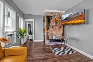 Image of WELCOME to ELMWOOD Ave. A KING BED, Near EVERYTHING!