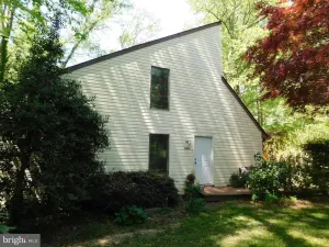 Image of 5 bedroom, 8 bed, 3 story house a block from beach