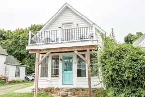 Image of This house is a 4 bedroom(s), 2.5 bathrooms, located in Short Sands Beach , ME.