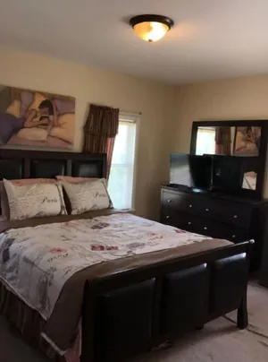 Image of 2 min walk to downtown & restaurants!