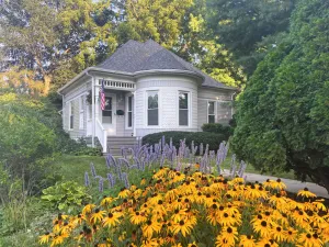 Image of Unique Victorian Cottage Close to Town