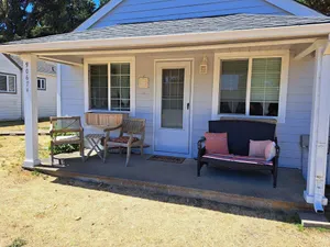 Image of Cozy Sunset Beach Cottage By Lake and Ocean, Peaceful Setting *Wi-Fi*