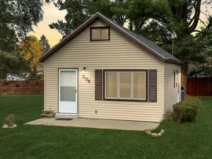 Image of Cute and cozy cabin with fenced private yard! Close to everything and the lake!