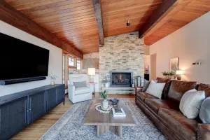 Image of Luxury Retreat - Nestled in the Bluffs - 10 Mins to Downtown