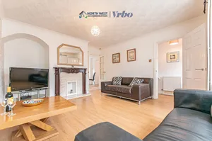 Image of 4-Bed House in Lowton Ideal for Contractors & Families