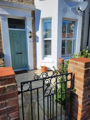Image of Quite, spacious ground floor flat. 5 mins from sea